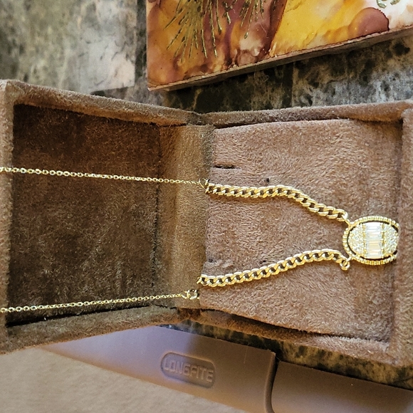 Jewelry - 18k gold/diamond    necklace not plated.